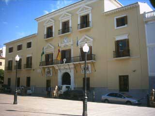 Fachada principal situada en la Plaza de Espaa