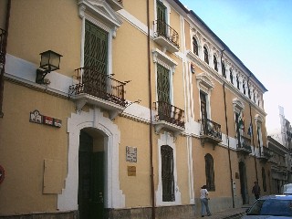 a la izquierda el C.E.P. a la derecha la casa de la Condesa Torre Isabel